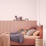 Schlafzimmer in Perlrosa mit Alpina Wandfarbe Pure Farben. Matte, bunte Wandfarbe für Innenräume.