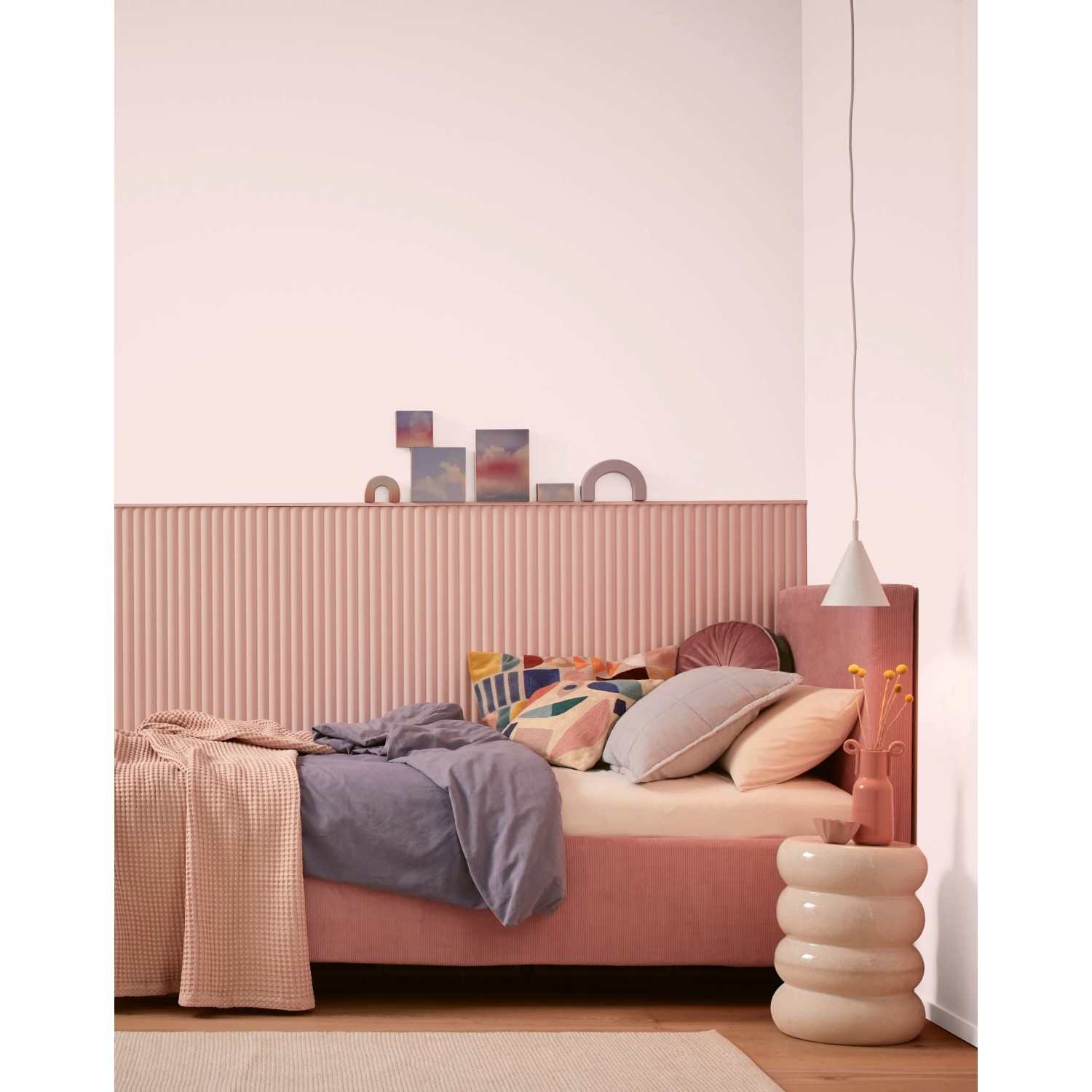 Schlafzimmer in Perlrosa mit Alpina Wandfarbe Pure Farben. Matte, bunte Wandfarbe für Innenräume.