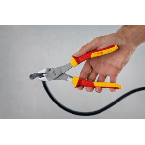 Bosch Professional VDE-Seitenschneider (200 mm) schneidet ein schwarzes Kabel.