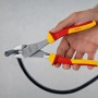 Bosch Professional VDE-Seitenschneider (200 mm) schneidet ein schwarzes Kabel.