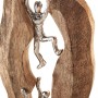Kobolo Dekofigur CLIMB: Braune Holzskulptur mit silbernen Metallfiguren, die einen Spalt erklimmen. Symbolisiert Teamwork.
