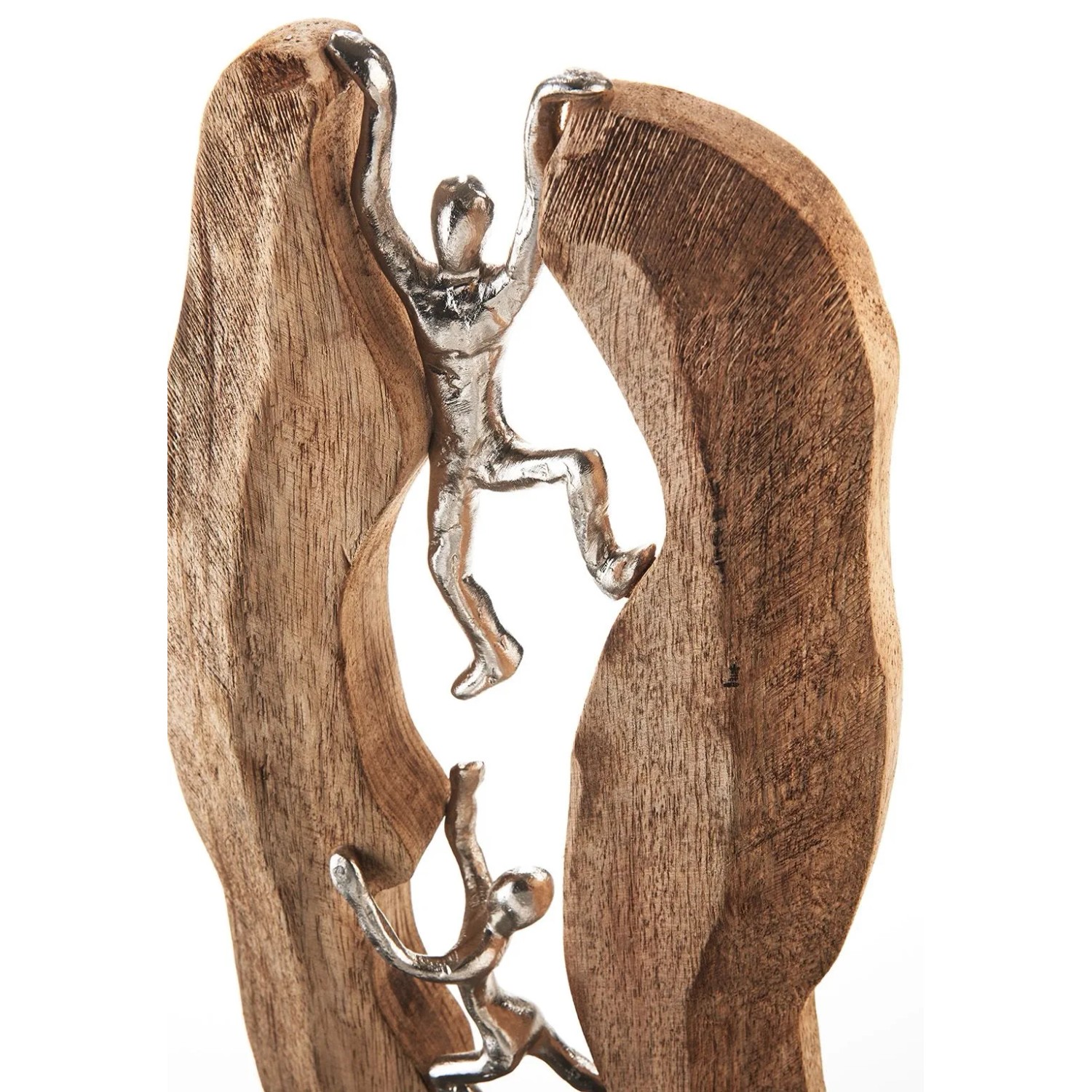 Kobolo Dekofigur CLIMB: Braune Holzskulptur mit silbernen Metallfiguren, die einen Spalt erklimmen. Symbolisiert Teamwork.