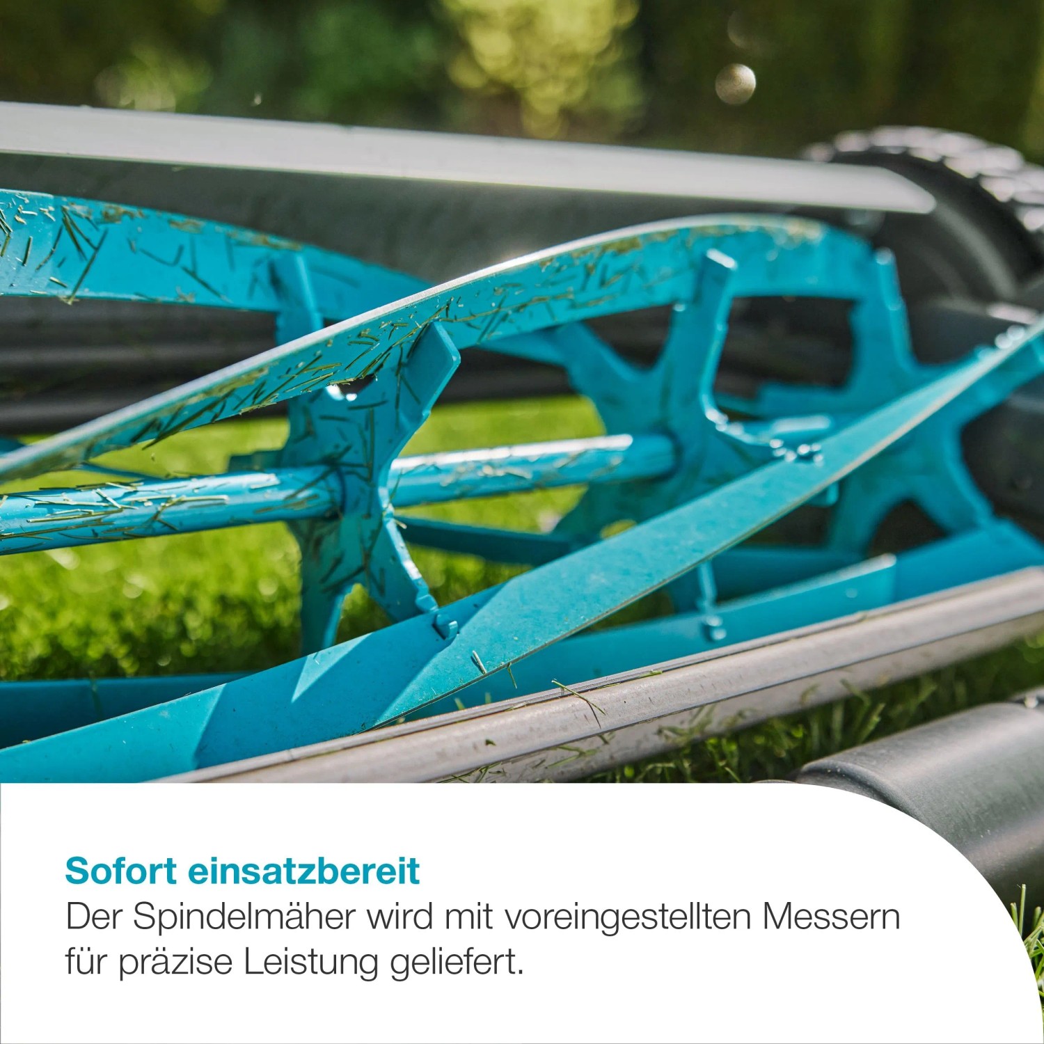 Nahaufnahme der blauen Schneidwalze mit voreingestellten Messern des Gardena Spindelmähers Plus 400 für präzise Rasenschnitte.