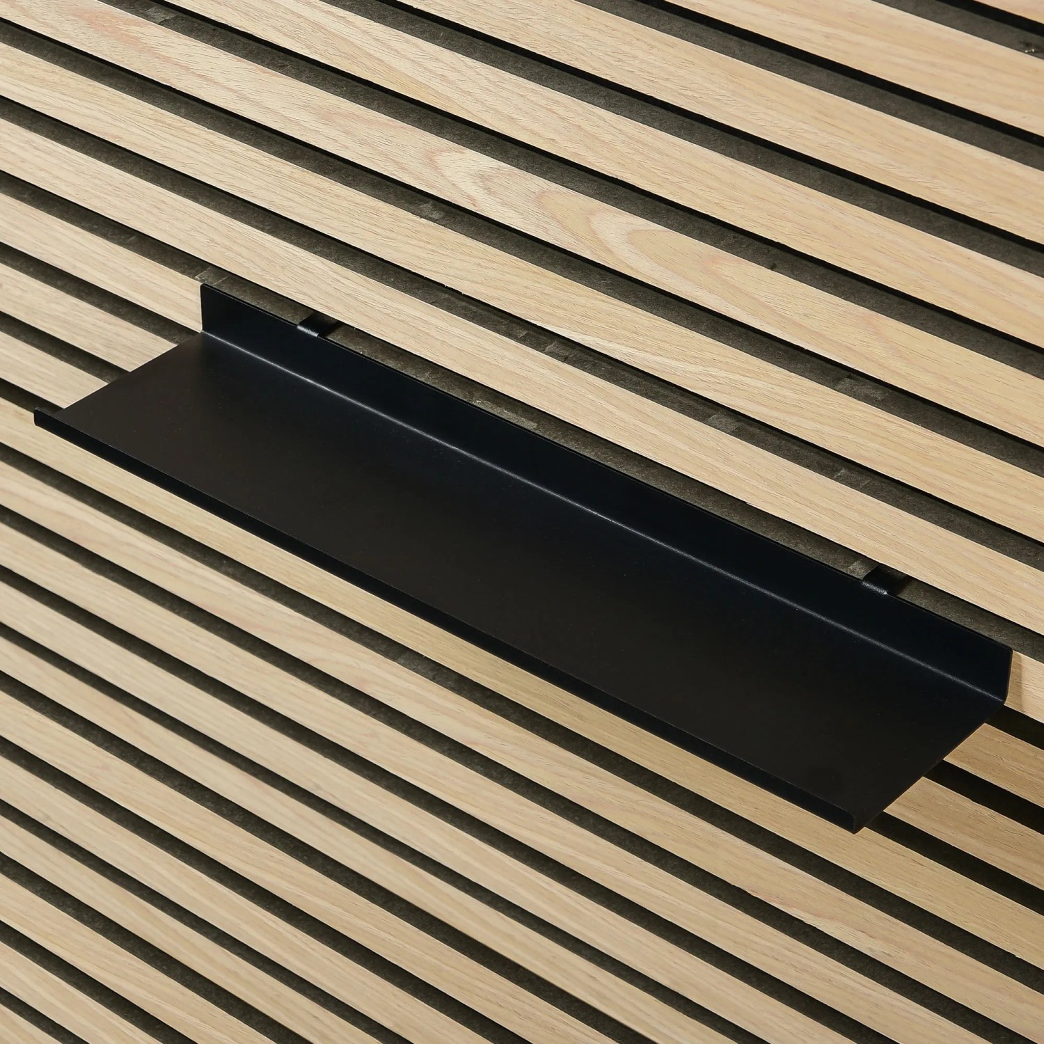 Schwarzes DenPanels Regal (40 cm) zur Montage an Akustikpaneelen, inklusive Schrauben.