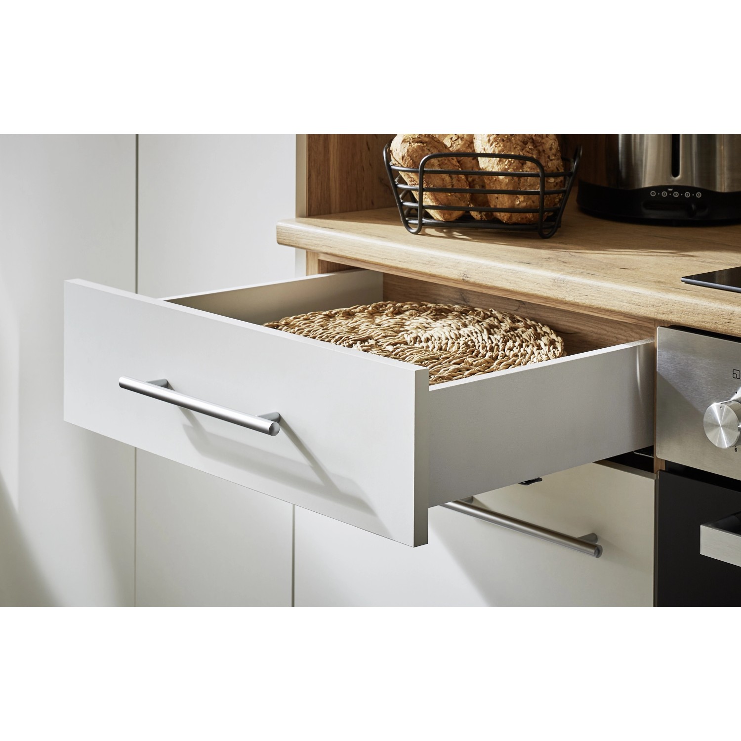 Detailaufnahme: Geöffnete Schublade der weißen Respekta Küchenzeile Hilde, 250 cm breit.