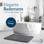 Anthrazitfarbener Beautissu BeauMare Badteppich (50x60 cm) im Badezimmer.