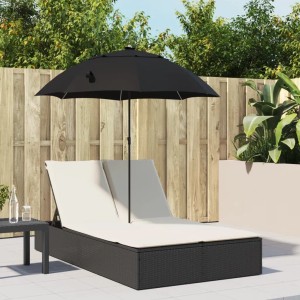 Schwarze Doppel-Sonnenliege mit Sonnenschirm und Kissen aus Polyrattan für den Garten.