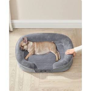 Hellgraues Hundebett für mittelgroße Hunde mit schlafender Französischer Bulldogge. Weiche Plüschoberfläche, erhöhte Ränder.