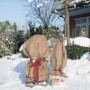 Videx Garden Winterschutz Jutesäcke (60x80cm) im Schnee, zum Schutz von Pflanzen vor Frost.