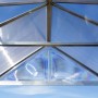 Detailaufnahme: Silbernes Palram Canopia Gewächshaus Balance mit Polycarbonat-Paneelen.