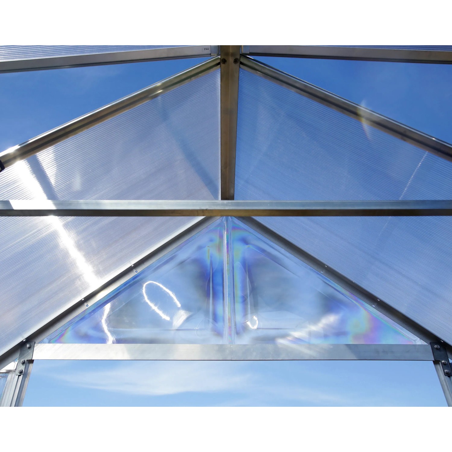 Detailaufnahme: Silbernes Palram Canopia Gewächshaus Balance mit Polycarbonat-Paneelen.