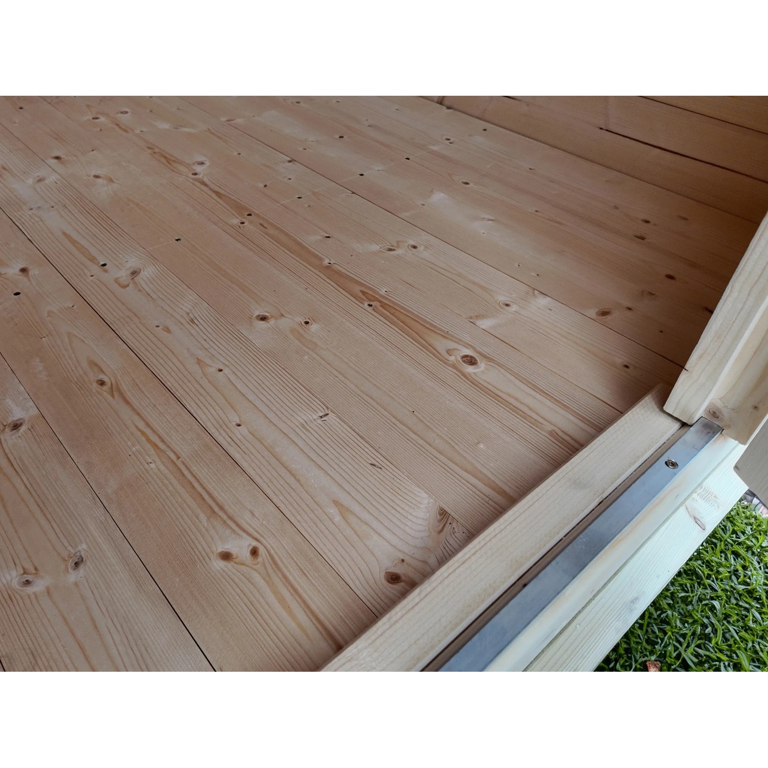 Detailaufnahme des naturbelassenen Holzbodens im weka Gartenhaus Angolo A.