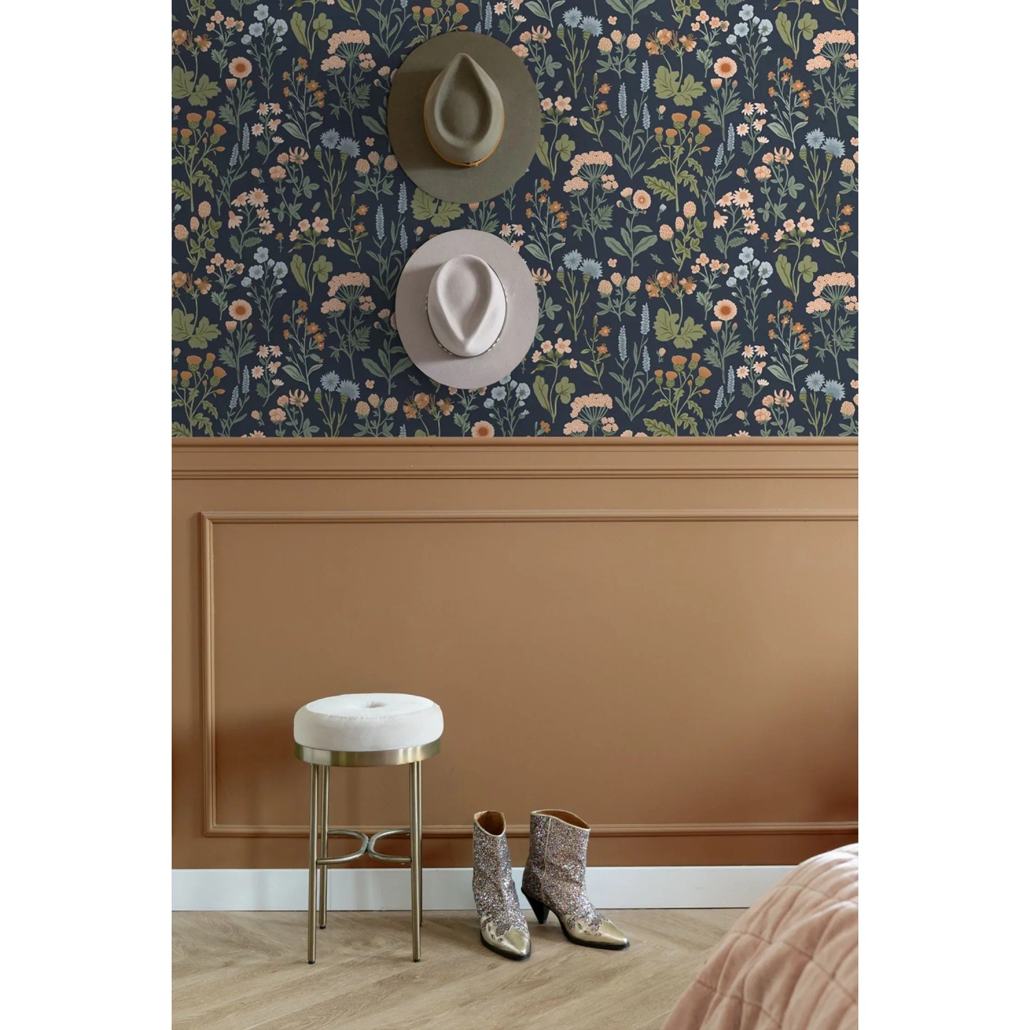 Dunkelblaue Vliestapete mit bunten Feldblumen an einer Wand, kombiniert mit Holzpaneel. Stilvolle Dekoration.
