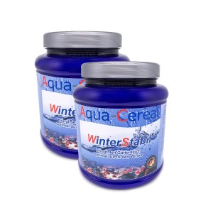 Zwei blaue Dosen Aqua-Cereal WinterStabil Teichpflege mit silbernen Deckeln.
