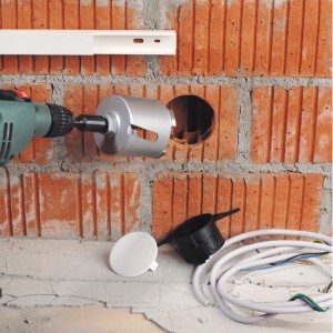 LUX Diamantbohrkrone 82 mm im Einsatz an einer Ziegelwand mit Bohrmaschine.