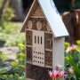 Großes braunes CULT at home Insektenhotel aus Holz im Garten. Nisthilfe für Bienen & Insekten, 77 cm hoch.
