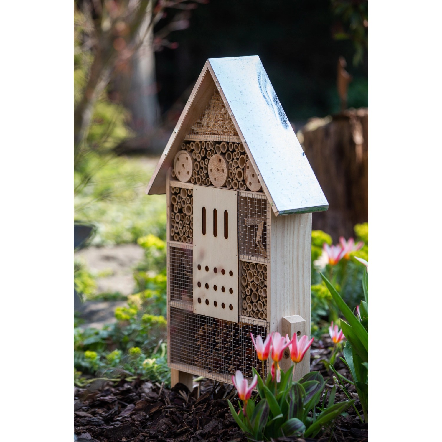 Großes braunes CULT at home Insektenhotel aus Holz im Garten. Nisthilfe für Bienen & Insekten, 77 cm hoch.