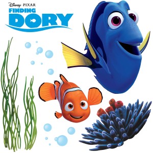 Komar Fenstersticker Finding Dory (31x31cm) mit Dory, Nemo, Koralle und Algen.