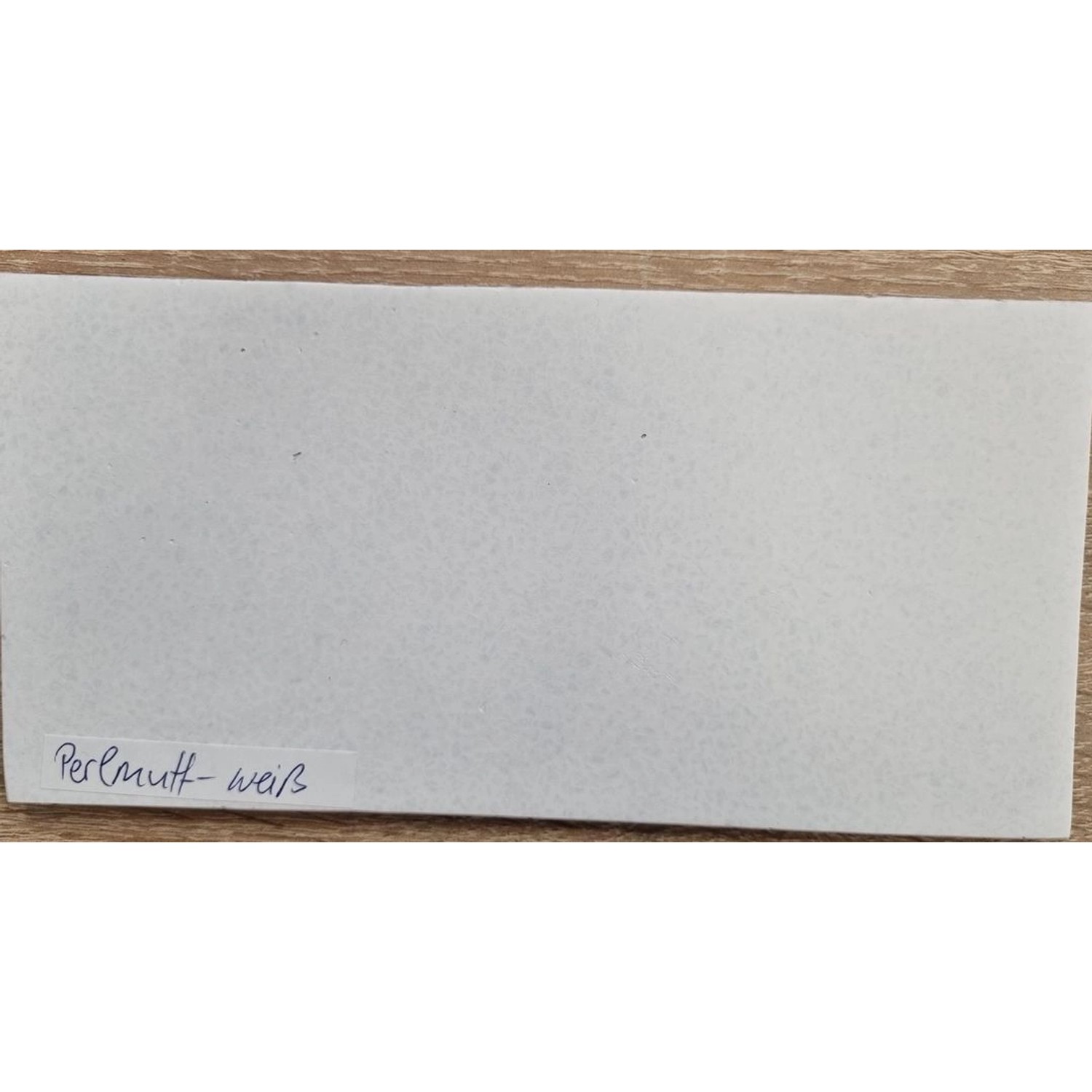 Detailaufnahme der Farbe Perlmutt-Weiß des Elegant Einrichten Pflanzkübels aus Fiberglas.