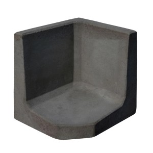 Anthrazitfarbener L-förmiger Beton-Eckstein für Garten-Einfassungen und Böschungsbefestigungen, 40x50x50x7 cm.