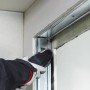 Bosch Segmentsägeblatt ACZ 100 BB im Einsatz an Türrahmen. Zubehör für Multifunktionswerkzeuge.
