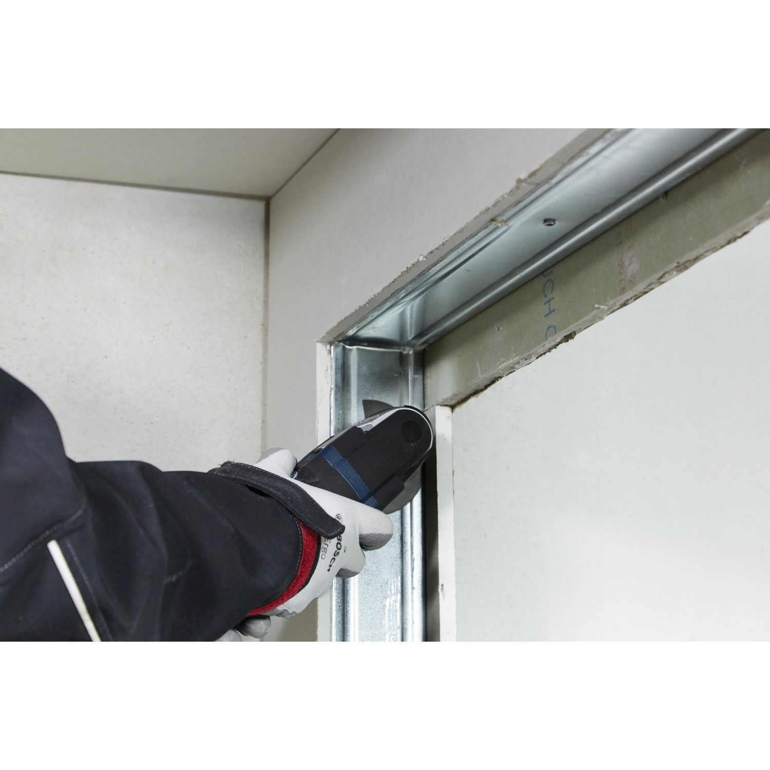 Bosch Segmentsägeblatt ACZ 100 BB im Einsatz an Türrahmen. Zubehör für Multifunktionswerkzeuge.