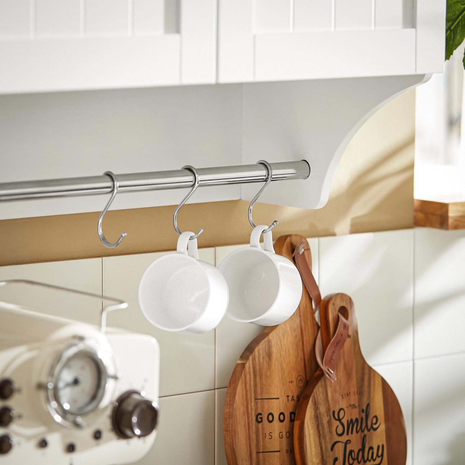 SoBuy Hängeschrank BZR84-W, weiß, mit Handtuchhalter und zwei Tassen an Haken.