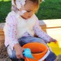 Kind spielt im Sandkasten mit Eimer und Schaufel. Spielanlage Zubehör.