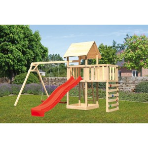 Karibu Spielturm Lotti mit Doppelschaukel, roter Rutsche und Kletterwand im Garten.