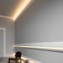 Weiße ORAC DECOR Eckleiste C373 Antonio S für indirekte Beleuchtung im modernen Raum.