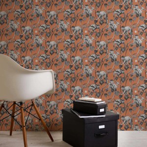 Orange-graue Vliestapete mit Affen und Palmen im Dschungel-Stil. Dekorative Affentapete für Wohn- und Schlafzimmer.