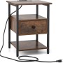 Costway Nachttisch mit Schublade, Ablagen und Ladestation in rustikalem Braun, 40x40x55 cm.