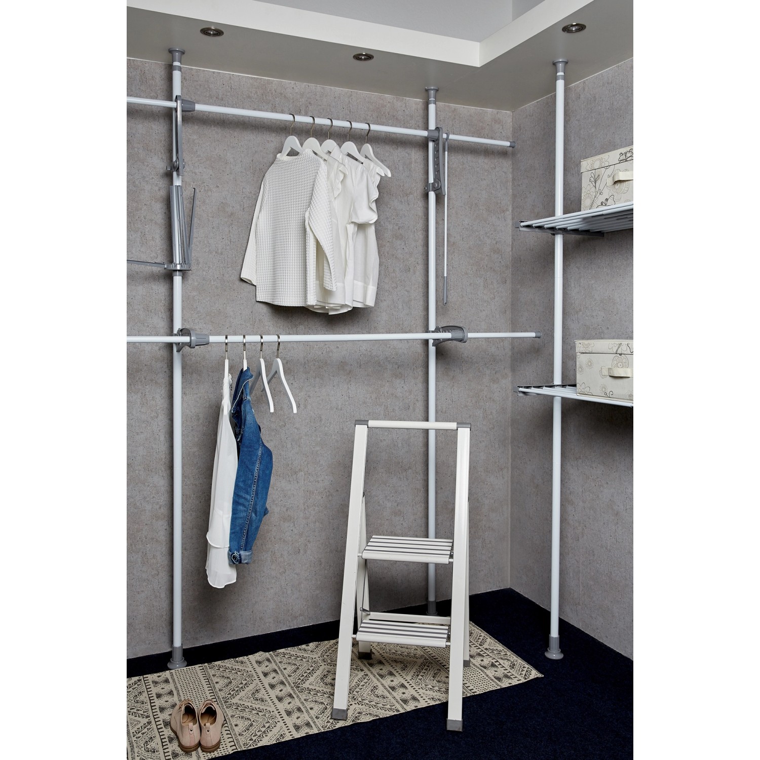 Weißer Wenko Alu-Klapptritt mit 2 Stufen vor Kleiderschrank-System. Leiter für mehr Höhe.