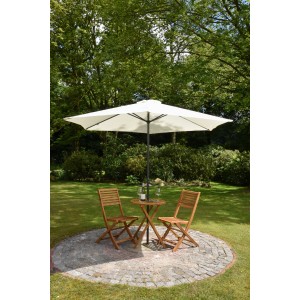 3-teiliges Garden Pleasure Balkonset Ibarra aus Akazienholz mit Schirm auf einer Terrasse.