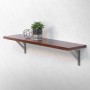 Regal mit braunem Holzbrett und silbernen ML-Design Regalhalterungen an weißer Wand.