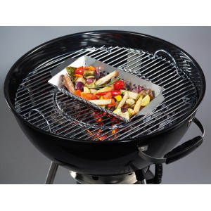 Jamestown Grillkorb aus Edelstahl mit Gemüse auf einem Grill.