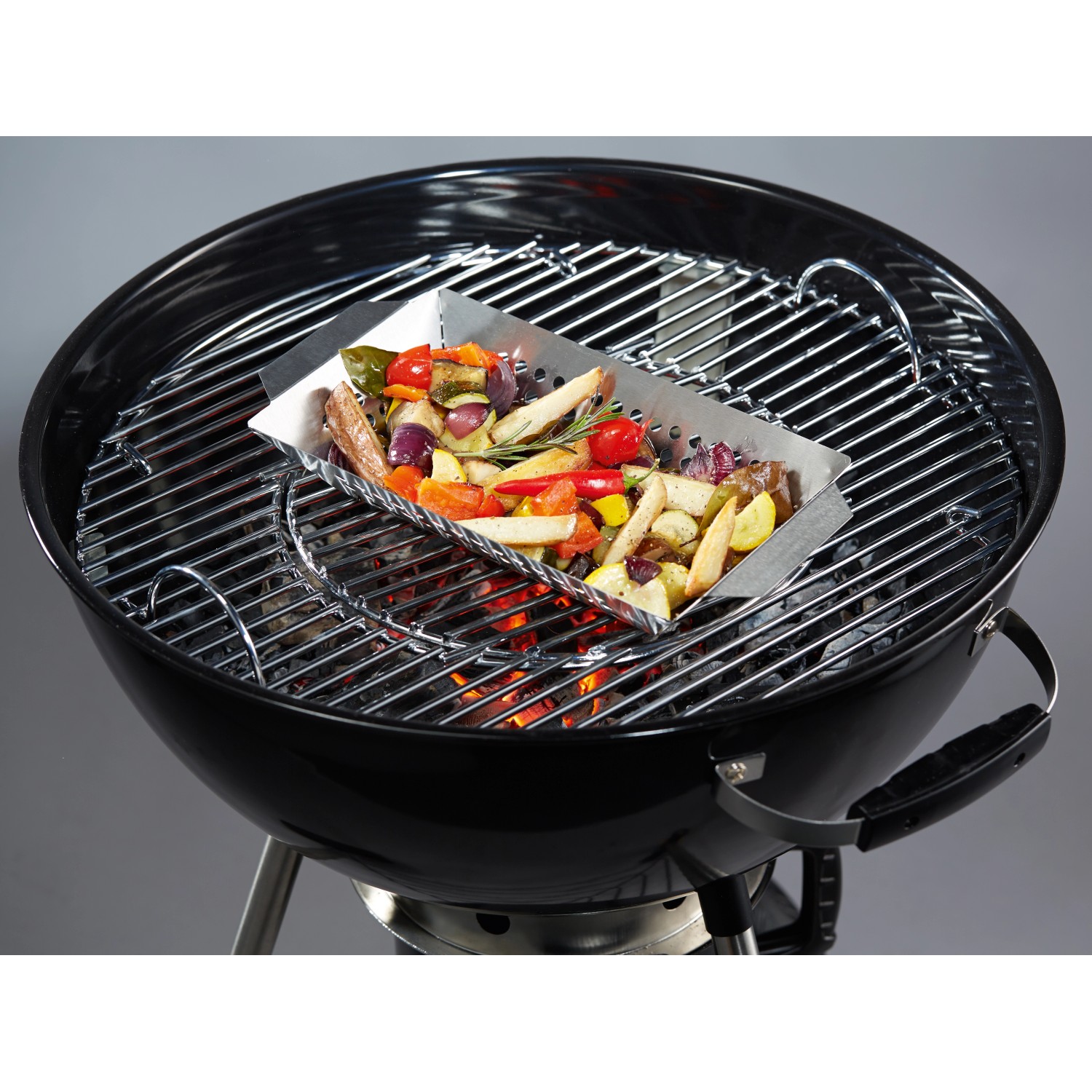 Jamestown Grillkorb aus Edelstahl mit Gemüse auf einem Grill.