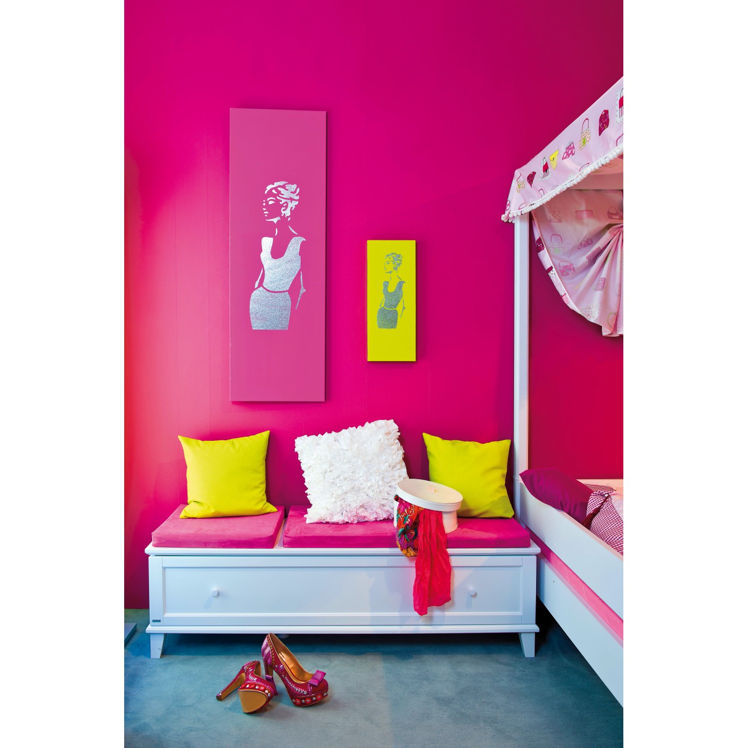 Wandgestaltung mit Marabu Glitter Farbe Silberstaub, transparente Akzentfarbe für schimmernde Effekte.