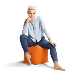 Orangefarbener Sitting Point Hocker Scuba (60 l) mit sitzender Person. Bequemer Sitzsack für Innen & Außen.