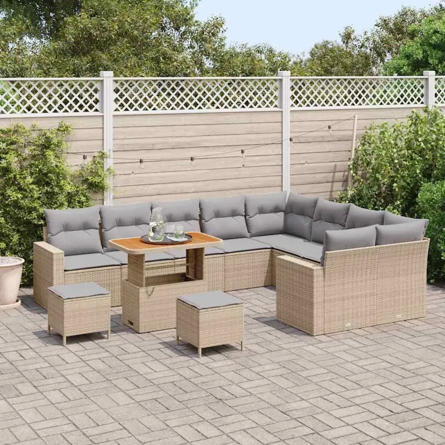 Beiges 12-tlg. vidaXL Garten-Sofa-Set aus Poly Rattan mit Tisch und Hockern.