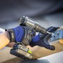 Mann mit LUX Arbeitshandschuhen Men Strong Protect Gr. 8 bohrt Schraube ein.