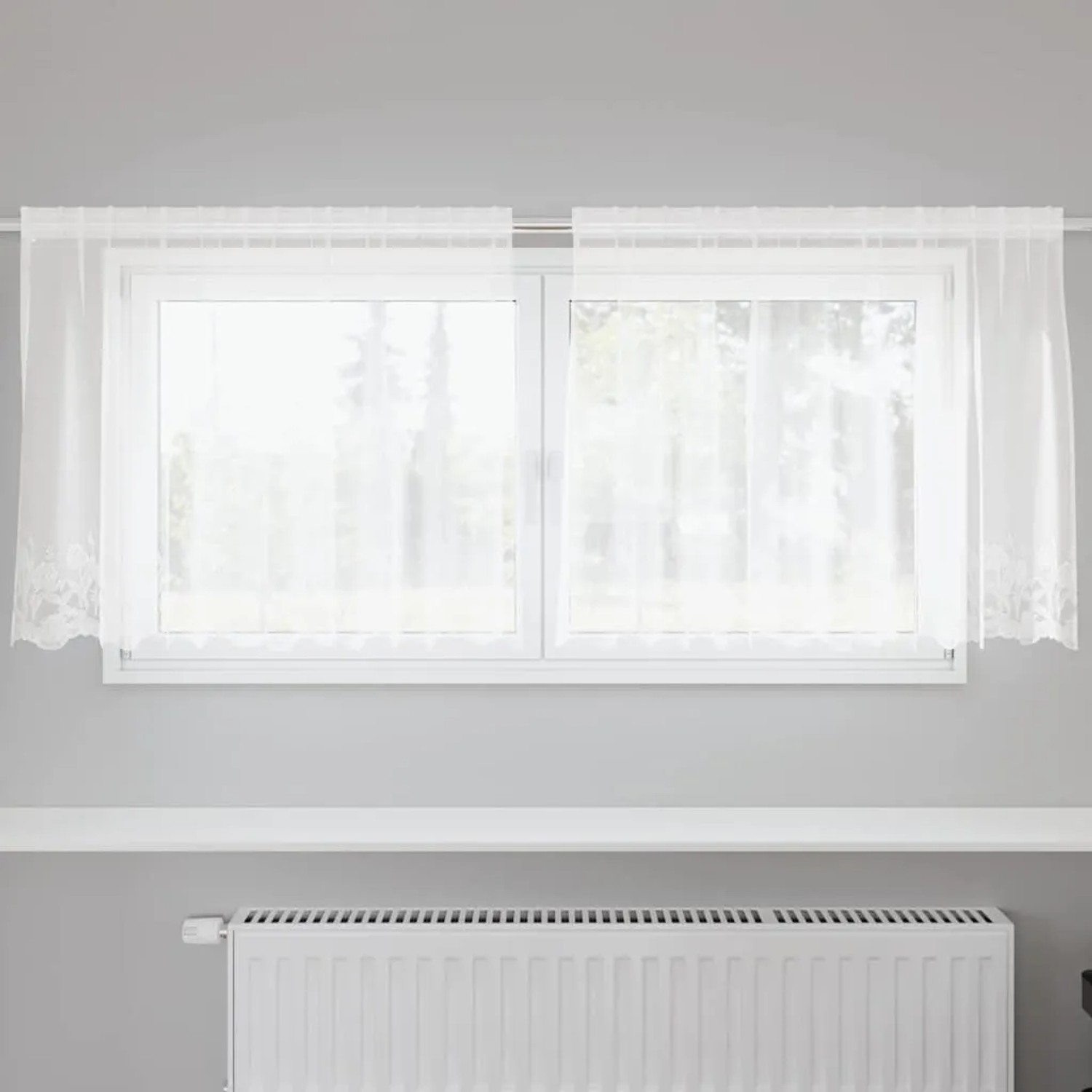 Weißer transparenter Spitzenvorhang aus Polyester, 200x80cm, mit dekorativer Kante am Fenster. Lichtfilternde Gardine.