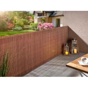 Braune Floraworld Kunststoff-Sichtschutzmatte Premium auf Terrasse, robust und UV-stabil.