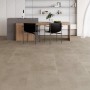 Decoflooring Vinylboden XXL-Fliese Udine Beton Beige Matt verlegt im Raum.