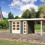 Terragraues Karibu Holz-Gartenhaus Sölve mit Flachdach und Anbau im Garten.