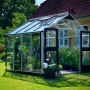 Juliana Premium 8 Gewächshaus aus Aluminium mit geöffneten Doppeltüren im Garten.