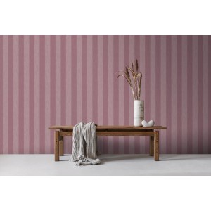 Dekorative Tapete mit burgunderroten Streifen an einer Wand, kombiniert mit Holzbank und Vase.