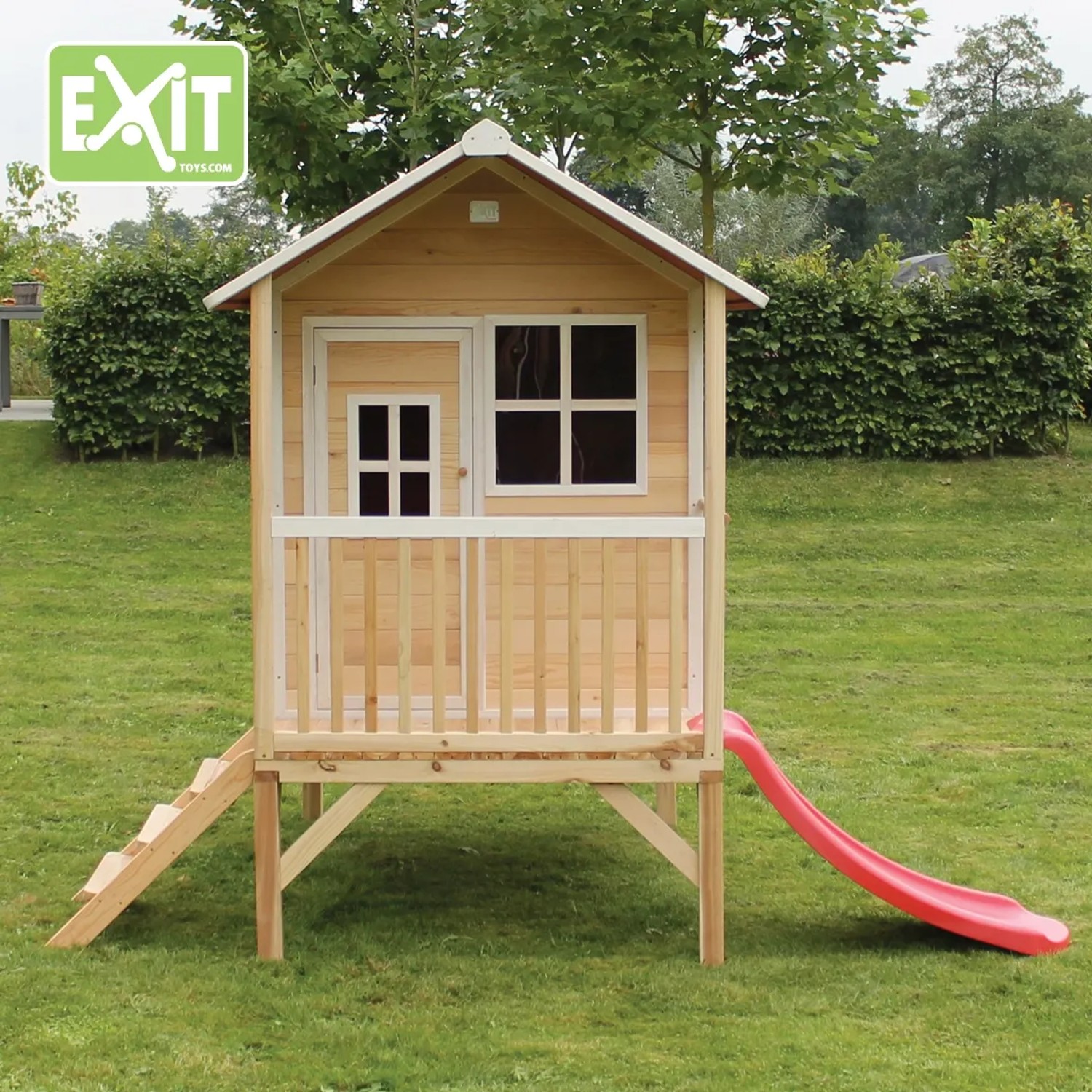 EXIT Loft 300 Holzspielhaus in Natur mit Rutsche und Leiter im Garten.