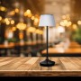 Schwarze Näve LED Solar Tischleuchte Emmi, Ø 13 cm, 38 cm hoch, auf Holztisch.