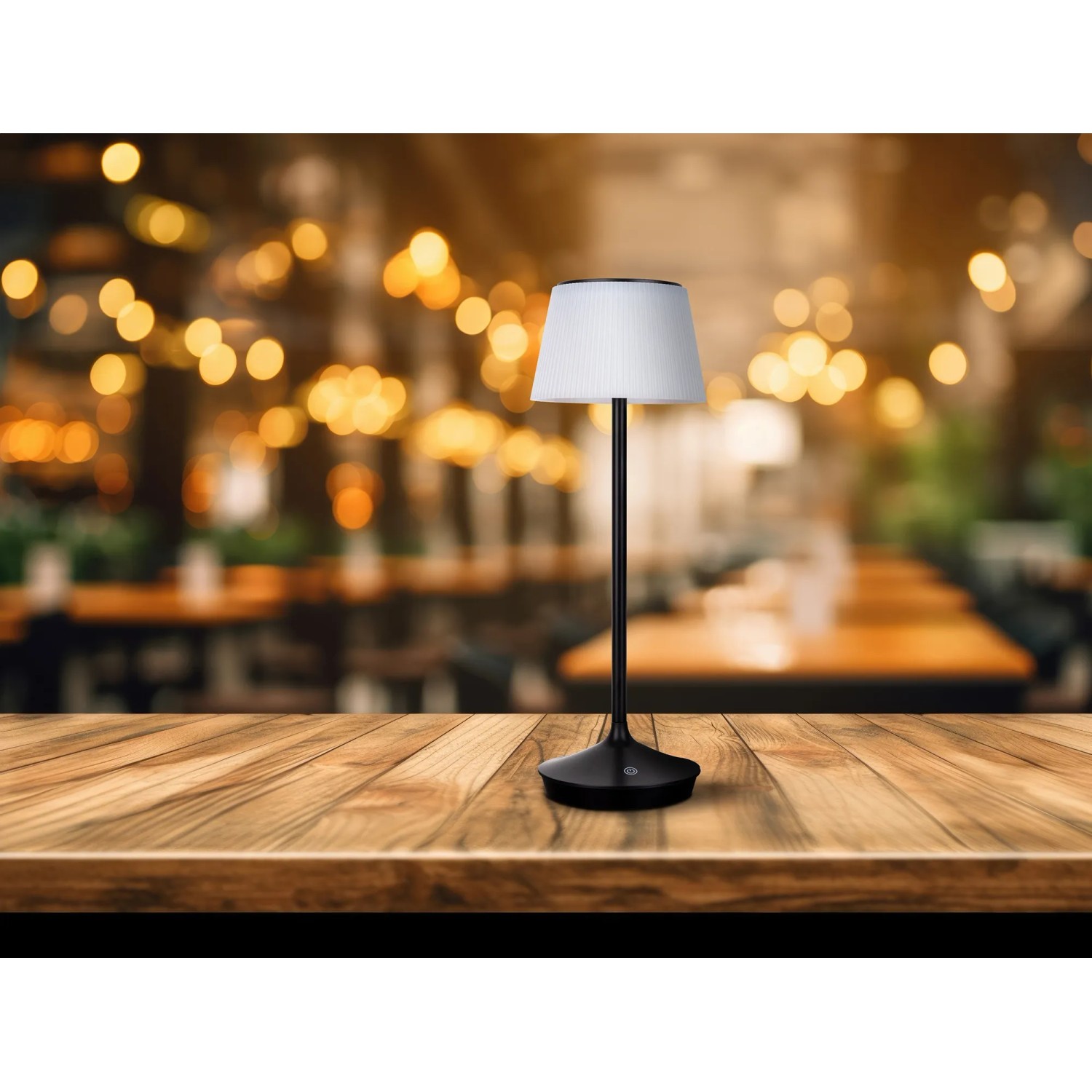Schwarze Näve LED Solar Tischleuchte Emmi, Ø 13 cm, 38 cm hoch, auf Holztisch.